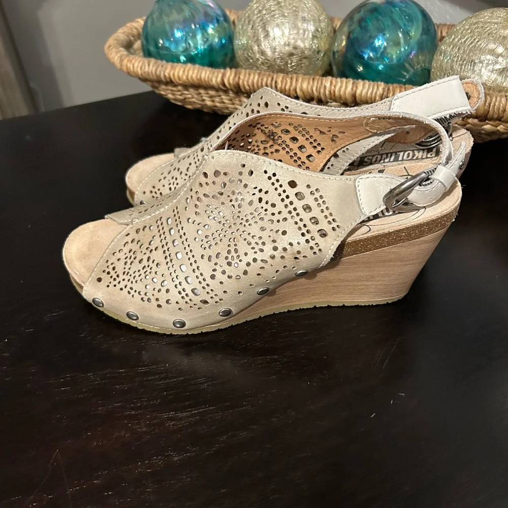 PIKOLINOS Cream Wedge Shoes with Perforated Floral Design Size 41 - Picture 3 of 9